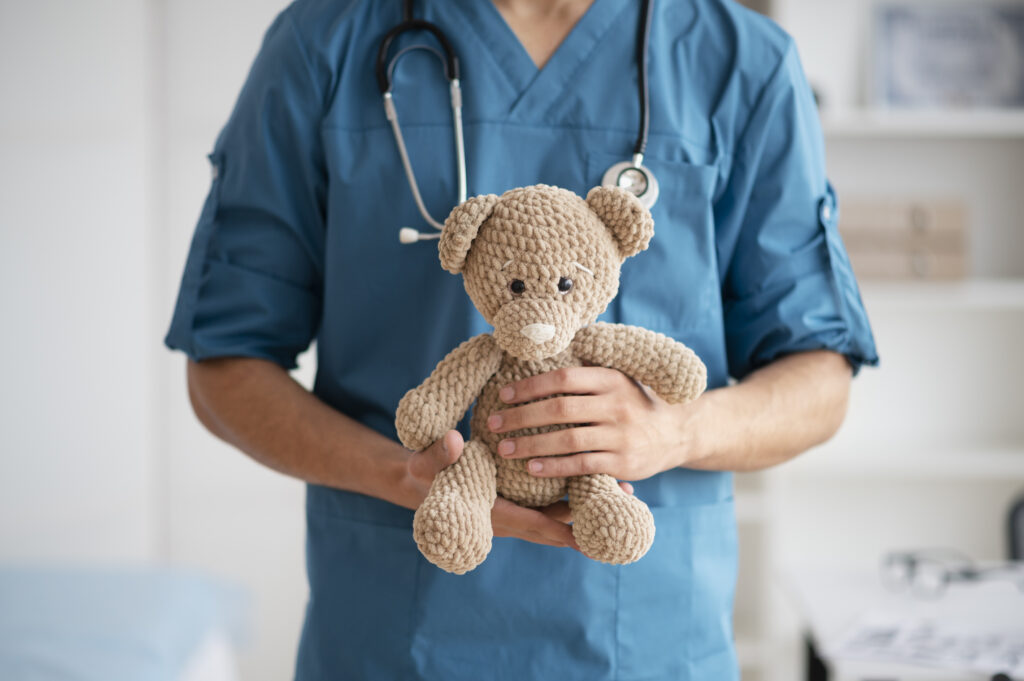 Neurocirurgião pediátrico em SP: quando os pais devem procurar um especialista para avaliação infantil?