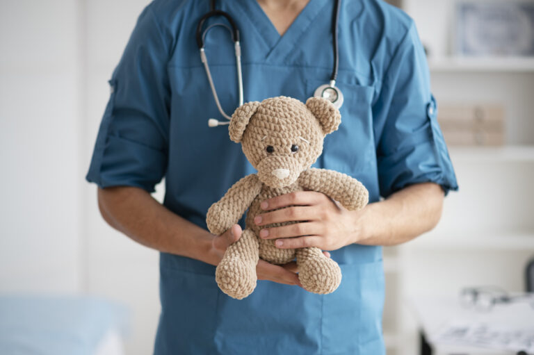 Neurocirurgião pediátrico em SP: quando os pais devem procurar um especialista para avaliação infantil?